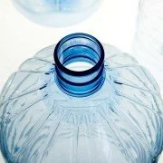 Billige Mineralwasser oft mit Chemikalien belastet