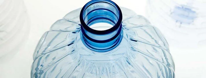 Billige Mineralwasser oft mit Chemikalien belastet