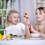Broccoli und Erbsen– Wie überzeugen Eltern ihre Kinder von Gemüse?