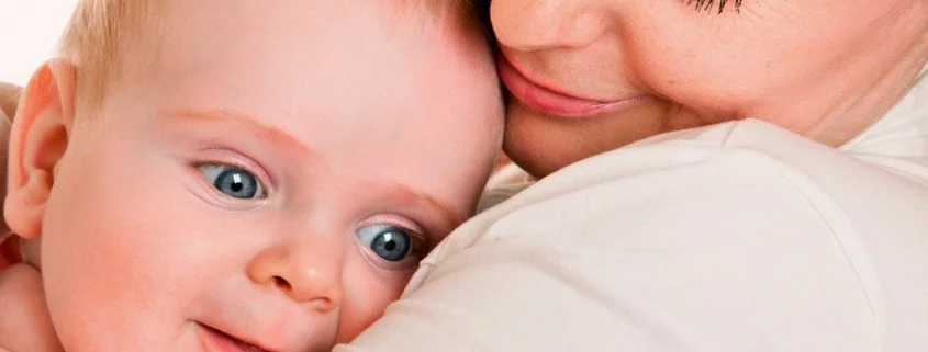 Das Baby zu Tragen fördert die Eltern-Kind-Bindung