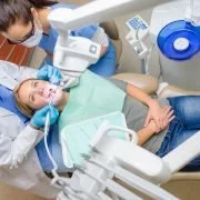 Wie sinnvoll ist eine professionelle Zahnreinigung?