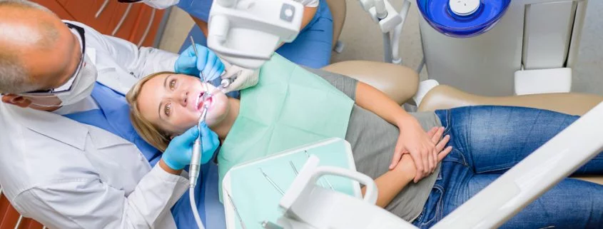 Wie sinnvoll ist eine professionelle Zahnreinigung?
