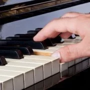 Klavierspielen im Kleinkindalter führt zu effizienterem Gehirn
